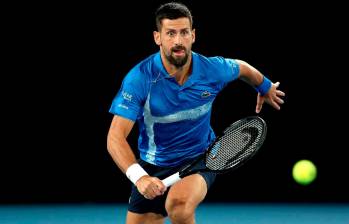 Novak Djokovic logró la victoria y avanzó a la semifinal del Abierto de Australia al vencer a Carlos Alcaraz en cuatro sets. FOTO TOMADA @AustralianOpen