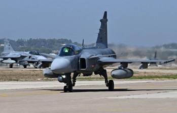 Colombia firmó un contrato con Suecia para la compra de 17 aviones de combate Saab 39 Gripen (15 monoplazas de la versión E y dos biplazas de la versión. Foto: AFP