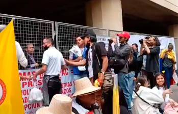 Uno de los accesos al Palacio de Justicia, bloqueado por los manifestantes. IMAGEN TOMADA DE VIDEO.