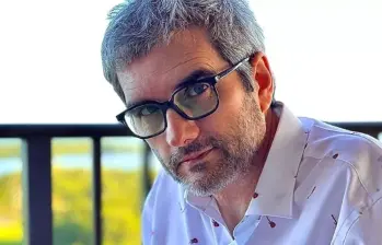 Félix de Bedout fue trasladado a un centro médico tras desvanecerse antes de presentar el noticiero de Univisión. FOTO: @fdbedout. 