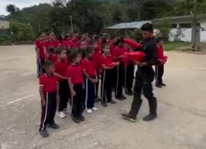 En Sardinata, Norte de Santander, hombres del frente 33 de las disidencias de las Farc habrían estado adoctrinando niños en una escuela rural. FOTO CAPTURA DE PANTALLA