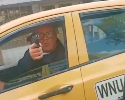 Este fue el momento en el que el taxista esgrimió un arma de fuego, intimidando a un colega. IMAGEN TOMADA DE VIDEO.