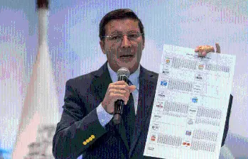 El registrador Hernán Penagos realizó el encuentro en donde mostró el tarjetón que se utilizará para los comicios. Foto: Registraduría Nacional.