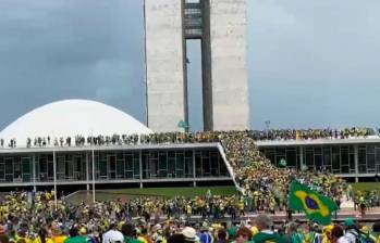 Miles de personas asaltaron las sedes del Estado en Brasil, el pasado 8 de enero. FOTO: TOMADA DE VIDEO.