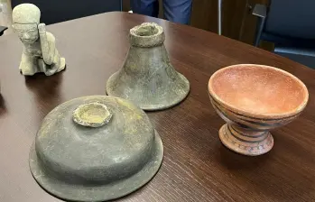 Las cinco piezas de cerámica precolombina devueltas a la Embajada de Colombia en Madrid. FOTO Colprensa