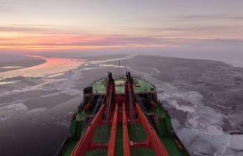 El buque de investigación Akademik Tryoshnikov navega en el Océano Ártico en un crucero cientí­fico de 2021 en el programa del Sistema de Observación de las Cuencas de Nansen y Amundsen.FOTO: Europa Press