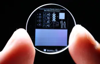 Estos cristales almacenan información mediante nanostructuras grabadas con láser dentro de vidrio de sílice, lo que podría conservar grandes volúmenes de datos sin consumo permanente de energía. FOTO University of Southampton