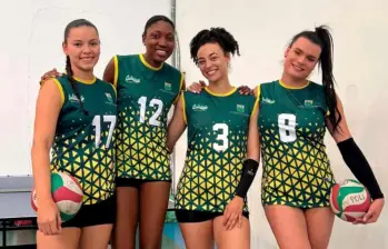 La voleibolista antioqueña Emiliana Castrillón Jaramillo (#8) con sus compañeras de equipo del Politécnico Jaime Isaza Cadavid. FOTO CORTESÍA 