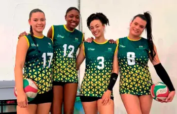 La voleibolista antioqueña Emiliana Castrillón Jaramillo (#8) con sus compañeras de equipo del Politécnico Jaime Isaza Cadavid. FOTO CORTESÍA 