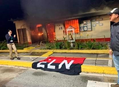 Tras su accionar los hombres armados procedieron a dejar en el lugar una bandera del Eln. FOTO Denuncias Antioquia