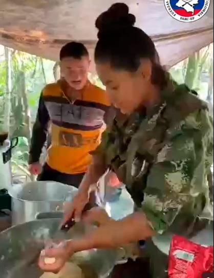 En el video se ve a las mujeres de las disidencias de las Farc cocinando en los campamentos guerrilleros. FOTO: Tomada del video. 