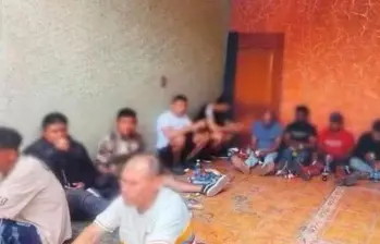 Esta fue la primera imagen que difundió la prensa mexicana de los capturados en la casa del municipio de Los Reyes. FOTO: CORTESÍA.