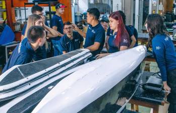 Los estudiantes de Hydrómetra realizando todas las pruebas en laboratorio y en agua con la embarcación que utilizarán en Francia. FOTOS UNIVERSIDAD NACIONAL