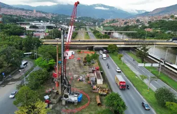 Una de las grúas de la construcción realizando la instalación de una de las estructuras. FOTO: Cortesía