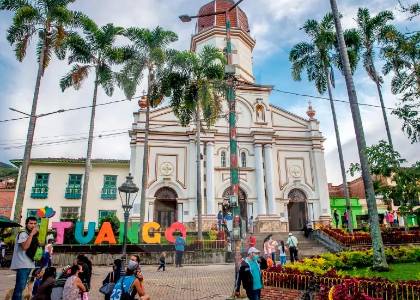 Bajo amenazas, el Clan del Golfo recoge dinero de comerciantes en Ituango para entregar regalos navideños