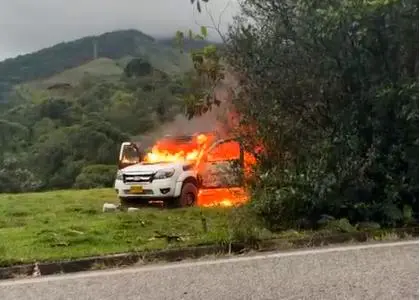 La camioneta fue localizada a un lado de la vía pavimentada y posteriormente le prendieron fuego. FOTO: TOMADA DE VIDEO