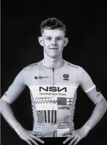 Finlay Tarling, de 19 años, competía con el NSN Development Team y participaba en la Vuelta a Portugal 2026. FOTO: X-@NSNCyclingTeam