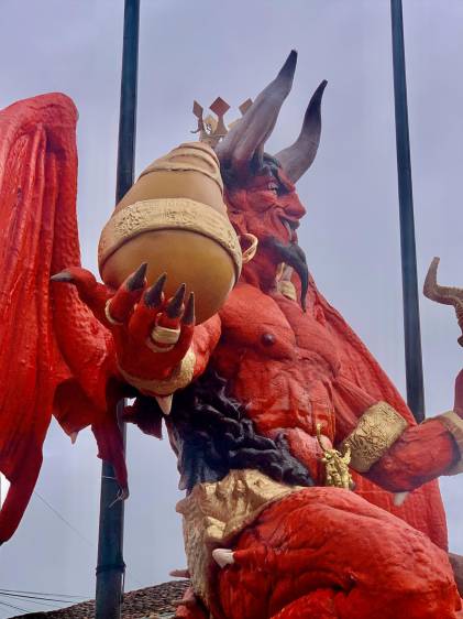 El Diablo siempre lleva un calabazo, como símbolo de las tradiciones indígenas. Foto: Freddy López García.