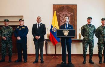 El presidente Abelardo De la Espriella junto a la cúpula militar que lo acompañará en este Gobierno. Foto: Presidencia