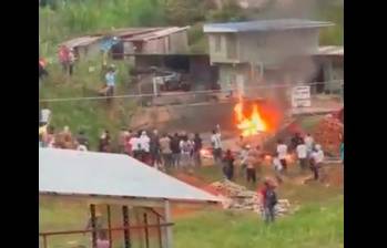 Un camión del Ejército fue quemado en uno de los focos de la asonada. FOTO: Captura de video