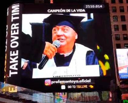 Esta fue la imagen del profe Montoya que apareció en Times Square. FOTO CAPTURA DE PANTALLA