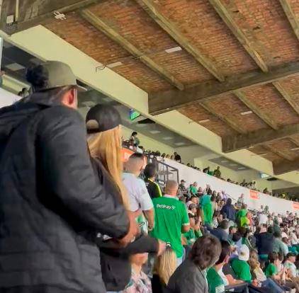 Momento en el que los asistentes al estadio abuchean al exconcejal de Medellín. FOTO: Cortesía.