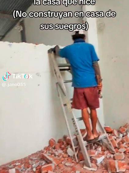 El protagonista del video aconseja que nadie construya donde sus suegros. CAPTURA DE PANTALLA