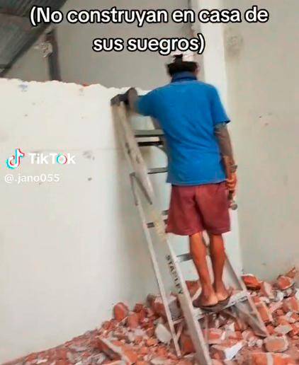 El protagonista del video aconseja que nadie construya donde sus suegros. CAPTURA DE PANTALLA