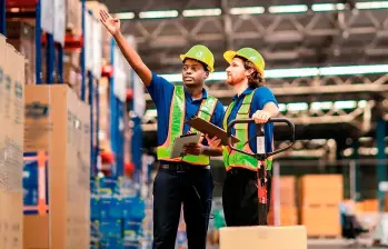  La convocatoria de auxiliares logísticos en Bogotá incluye salario base, variable y auxilio de transporte. FOTO: GETTY