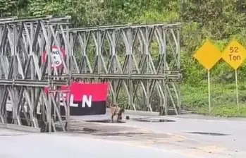 La bandera la descubrieron conductores que transitaban por el puente militar Orquídea, en la vía Sogamoso – Pajarito. Foto: Cortesía