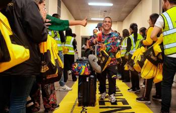 Los paratletas colombianos que estuvieron en Juegos Paralímpicos de París regresaron al país y fueron recibidos con calle de honor en el aeropuerto ElDorado de Bogotá. FOTO CORTESÍA MINDEPORTE