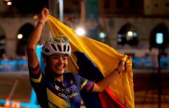 Gabriela Isabel Rueda celebra su título en los World Skate Games en Italia. FOTO CORTESÍA FEDEPATIN 