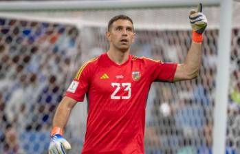 El arquero de la selección Argentina, Emiliano Dibu Martínez se perderá las dos próximas fechas de la Eliminatoria por sanción. FOTO JUAN ANTONIO SÁNCHEZ