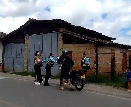 Momento en el que la agente de El Carmen de Viboral fue agredida.