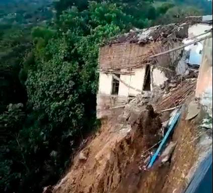 Aparte de las cuatro casas colapsadas, otras dos debieron ser evacuadas por sus daños estructurales. FOTO: Cortesía Denuncias Antioquia.