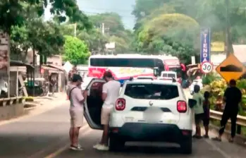 Turistas y vehículos de carga están a la espera de que habiliten la vía. FOTO: Cortesía