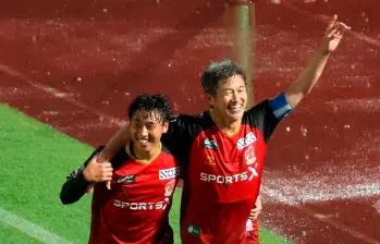 Kazuyoshi Miura volvió a marcar un gol oficial con 59 años y cinco meses, ampliando el récord como el goleador más veterano del fútbol profesional japonés. FOTO DE X (@japaofcbr). 