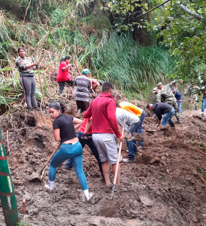 Los vecinos de La Gabriela remueven la tierra con sus propias manos. Foto: Cortesía. 