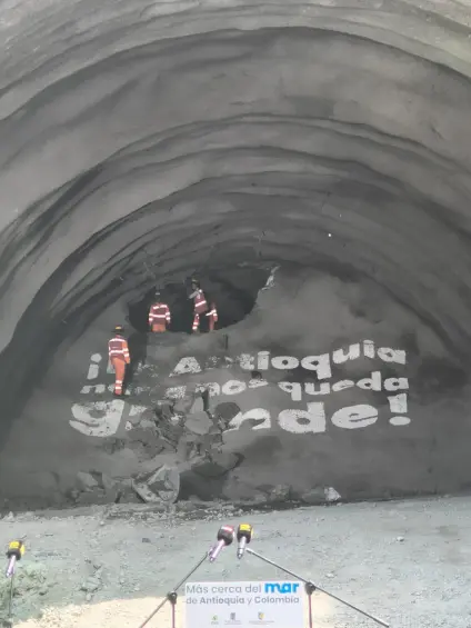 El cale corresponde al encuentro de los frentes de excavación dentro de la montaña, un proceso que confirma la continuidad total del túnel y marca una etapa determinante para su futura entrada en servicio. FOTO JULIO CÉSAR HERRERA