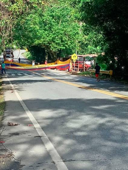 Reportes del cierre en la vía. FOTO Denuncias Antioquia