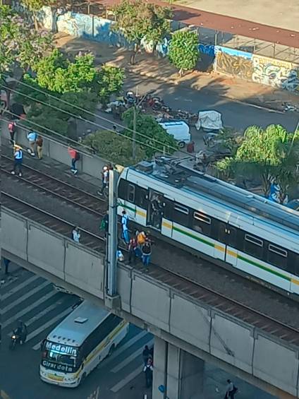Esta imagen fue compartida en una cuenta de Twitter y muestra a personas en la vía férrea del sistema. FOTO: TOMADA DE TWITTER