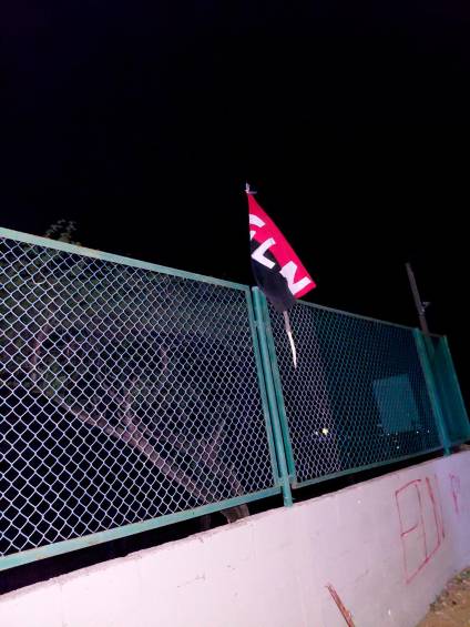 Esta es la bandera alusiva al Eln que dejaron en el lugar del atentado. FOTO CORTESÍA 