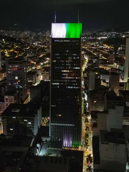 Las luces que forman la bandera de Antioquia se ubican en la base y el techo del edificio. FOTO: Cortesía.