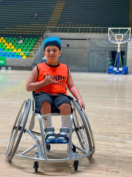 Pablo Posada Gil es un niño de 9 años de edad, que padece espina bífida, lo que le impidió poder caminar, pero en su silla de ruedas ahora juega baloncesto y necesita la ayuda de los aficionados de la pelota naranja en Medellín. FOTO CORTESÍA 