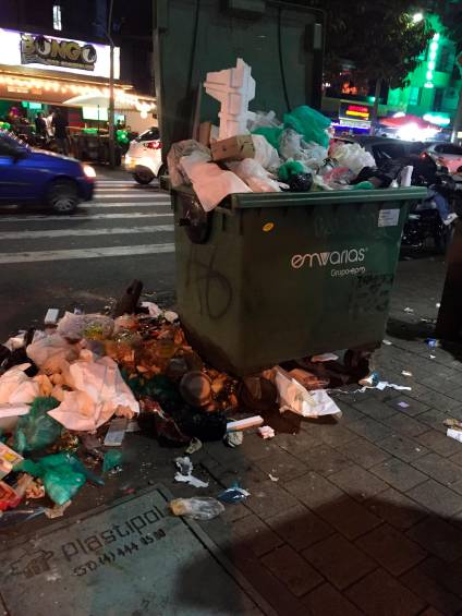 Así se vieron algunas calles de la ciudad por el paro de trabajadores de Emvarias según los reportes ciudadanos. FOTOS: Tomadas de Twitter. 