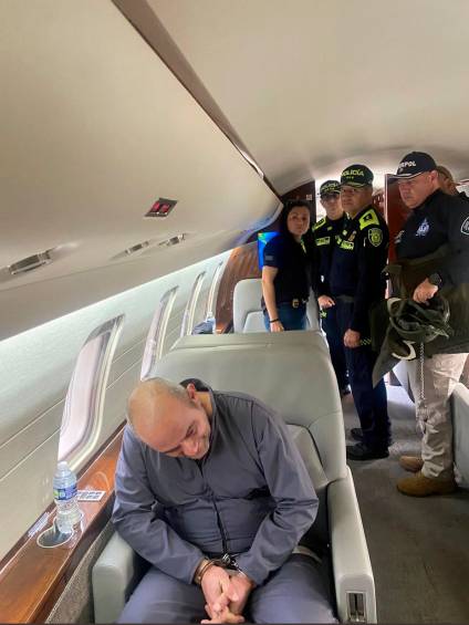 Esta es una de las primeras imágenes de “Otoniel” en el avión en el que fue extraditado a Estados Unidos. FOTO: Cortesía 