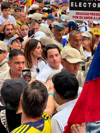 En la manifestación de Medellín se vio a Jerónimo, uno de los hijos del expresidente Uribe, entre los asistentes. FOTO Cortesía