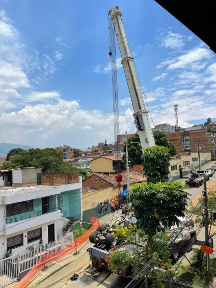 Con esta grúa, de más de 100 toneladas de peso, se logró extraer la volqueta del hueco en el que estaba desde el viernes pasado. FOTO: CORTESÍA