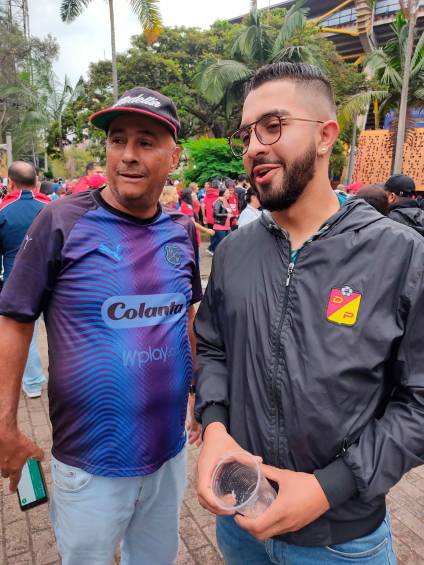  Los hinchas del DIM comparten sin problema con los del Pereira que también llegaron al Atanasio para ver el primer duelo de la final. FOTO JAIME PÉREZ