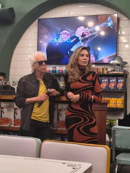 Galy Galiano con su hija Vanessa, quien lo está apoyando en esta gira. FOTO Claudia Arango